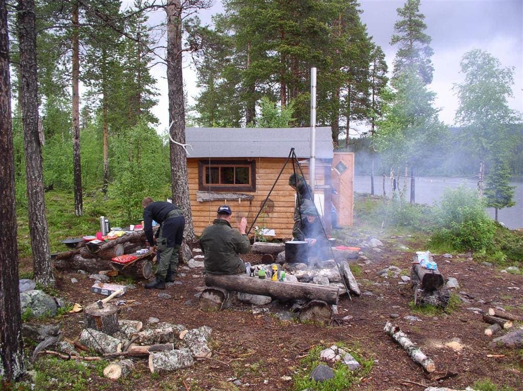 %Fiskerejser efter Laks, ørred og stør% Fiskerejse Vildmarks camp ved Masvik - hytterse til lapland - camp Marsvik